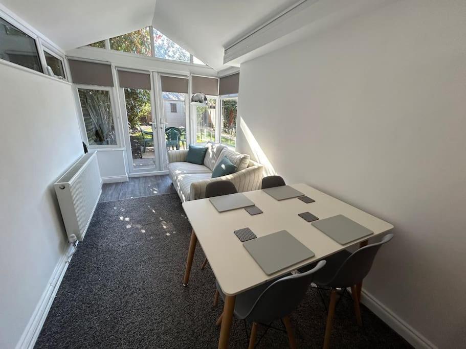 Modern & Spacious 4 Bedroom Home Crewe Luaran gambar